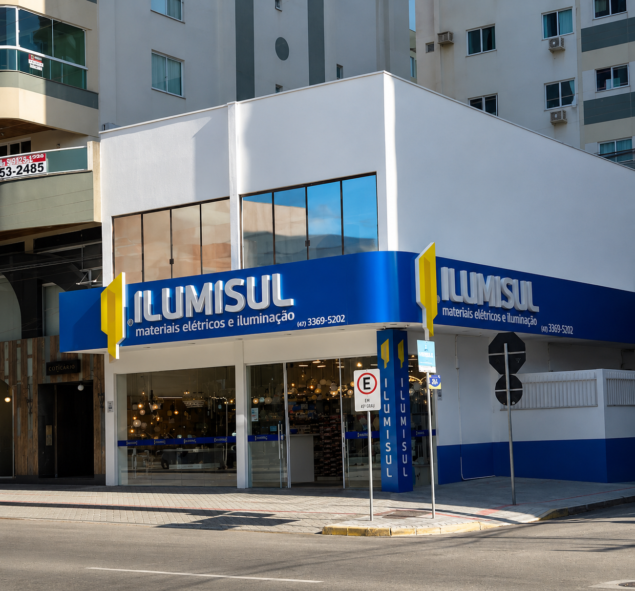 Fachada da loja Ilumisul em Itapema, unidade matriz
